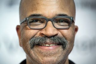 O rasismu se bojíme mluvit, humor pomáhá tento strach překonat, říká herec Jeffrey Wright - Novinky